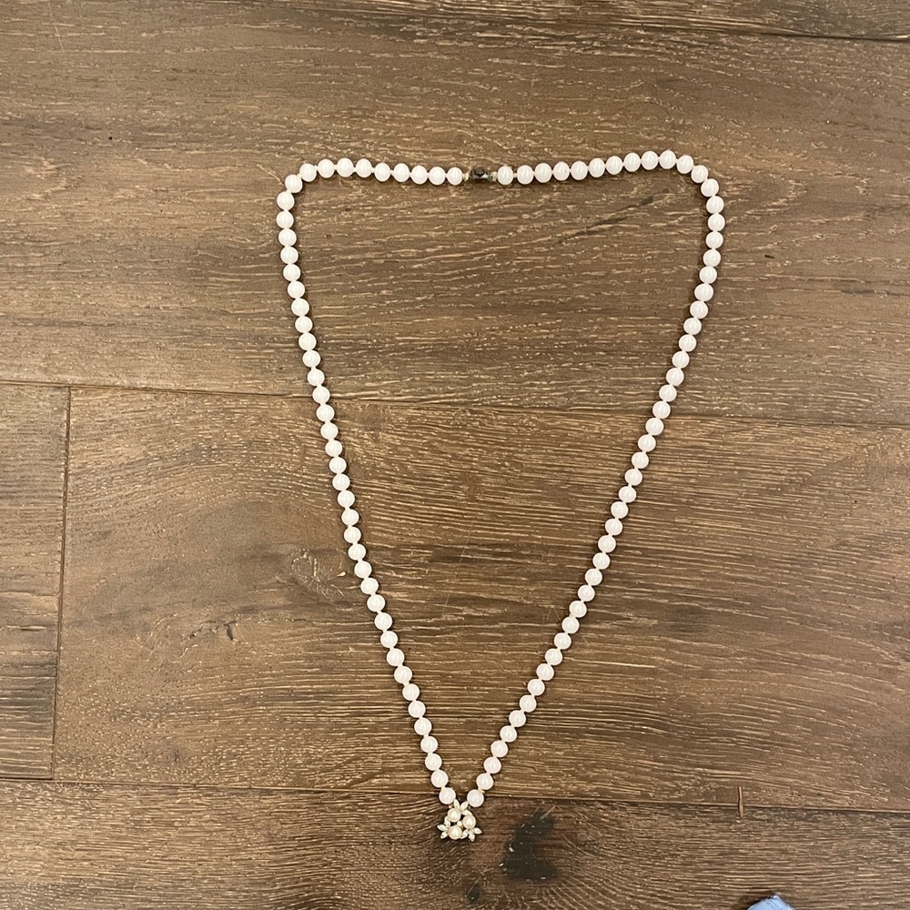 Elegant White Pearl Necklace - Picture 2 of 4